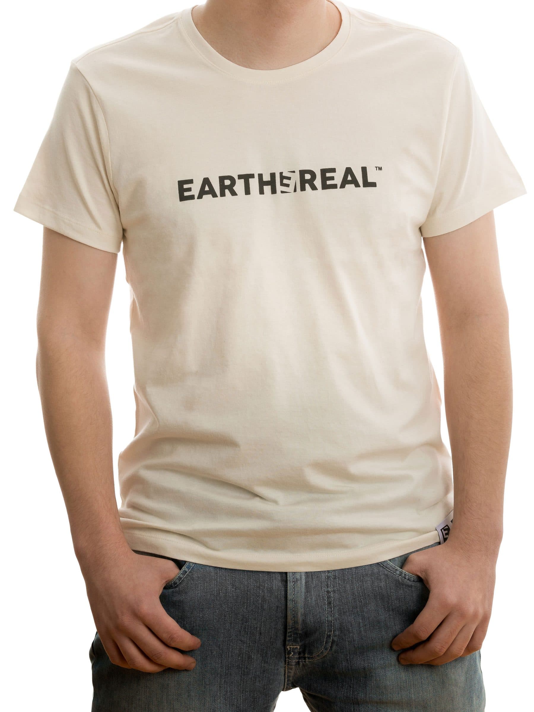 Mann i naturhvit T-skjorte med Earthereal-logo